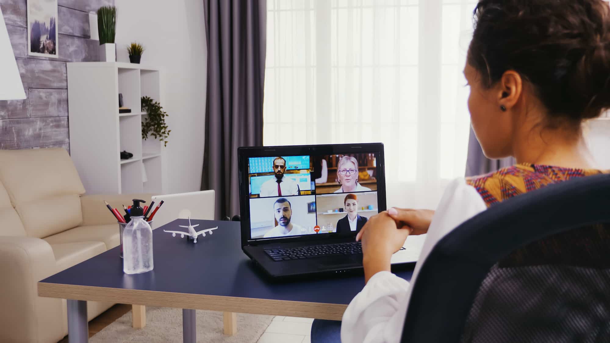 woman participating in a virtutal group therapy