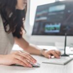 womanusingbehavioralhealthanalyticssoftware