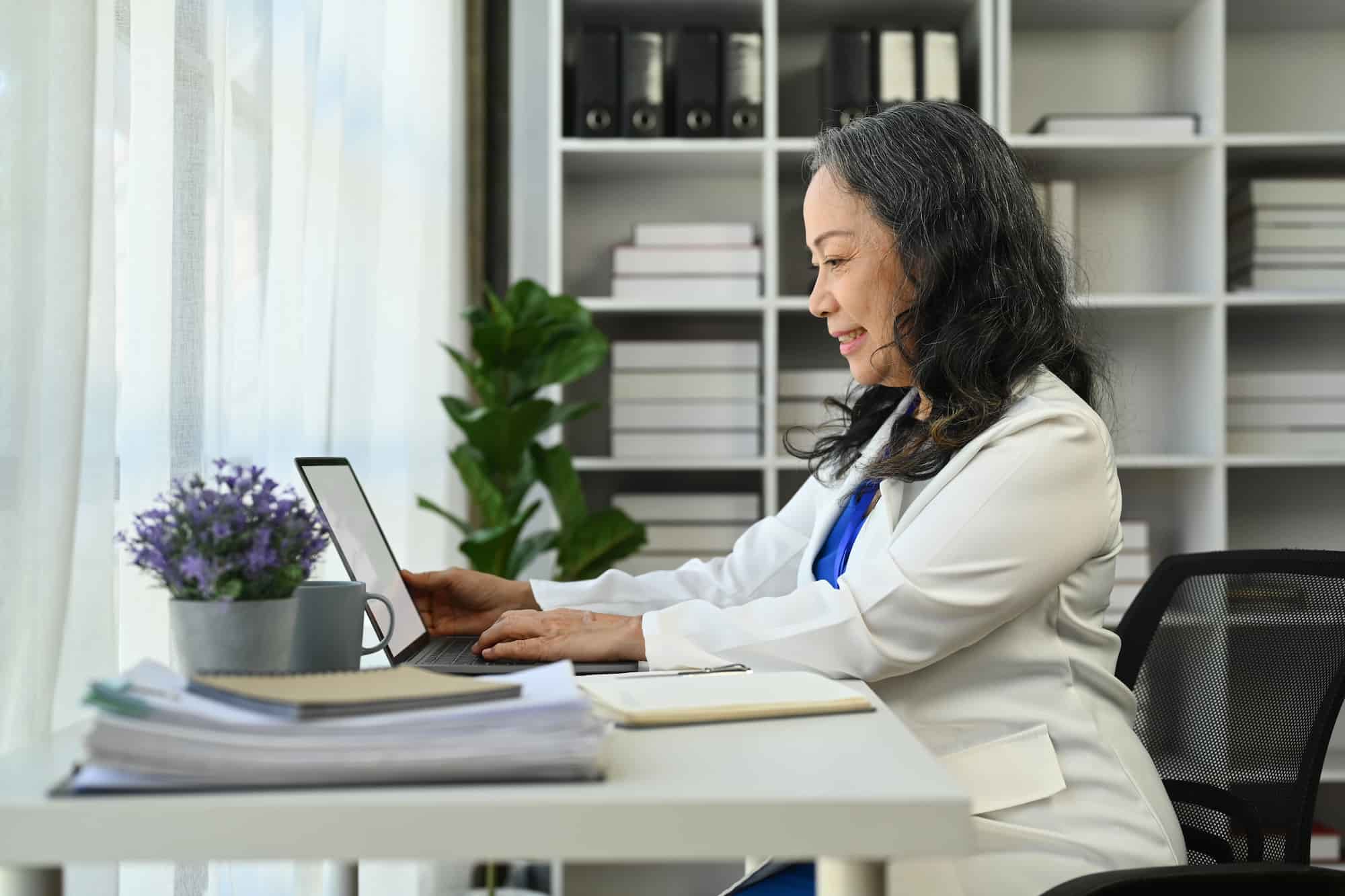 therapist using a mental health EHR to document her work